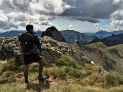 66 Da pochi passi dalla vetta del Ponteranica centr. bella vista verso Valletto e Monte di sopra 